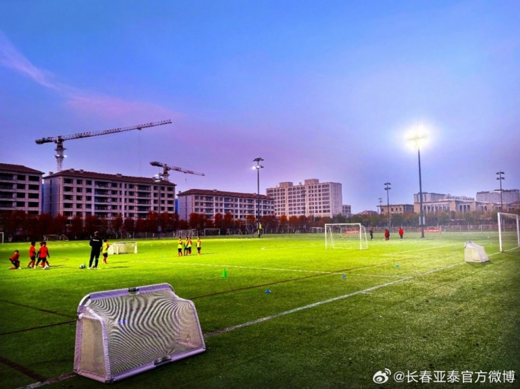 长春市足球青训中心多块灯光球场焕新启用 长春市足球青训中心多块灯光球场焕新启用